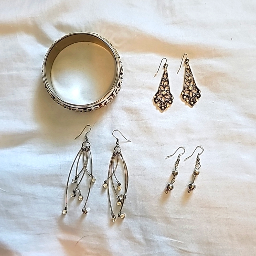 Bracelet and earring set